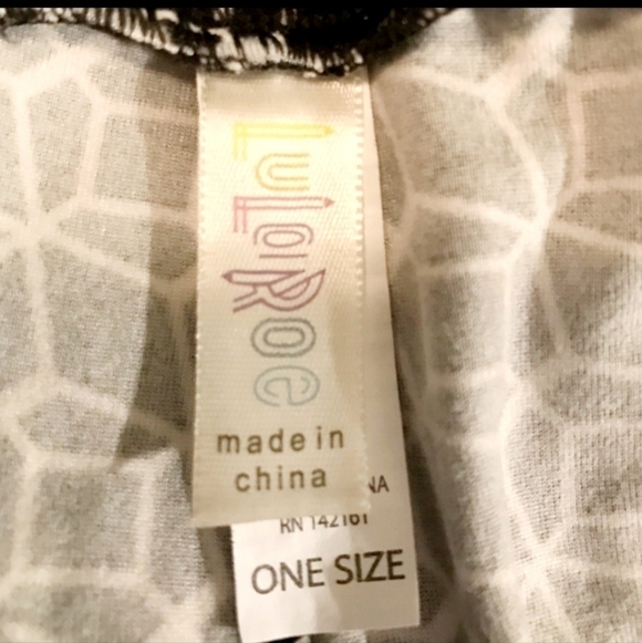 LuLaRoe One Size OS (2-10) Buttery Soft Leggings Black White Geometric Basic EUC - Picture 3 of 3